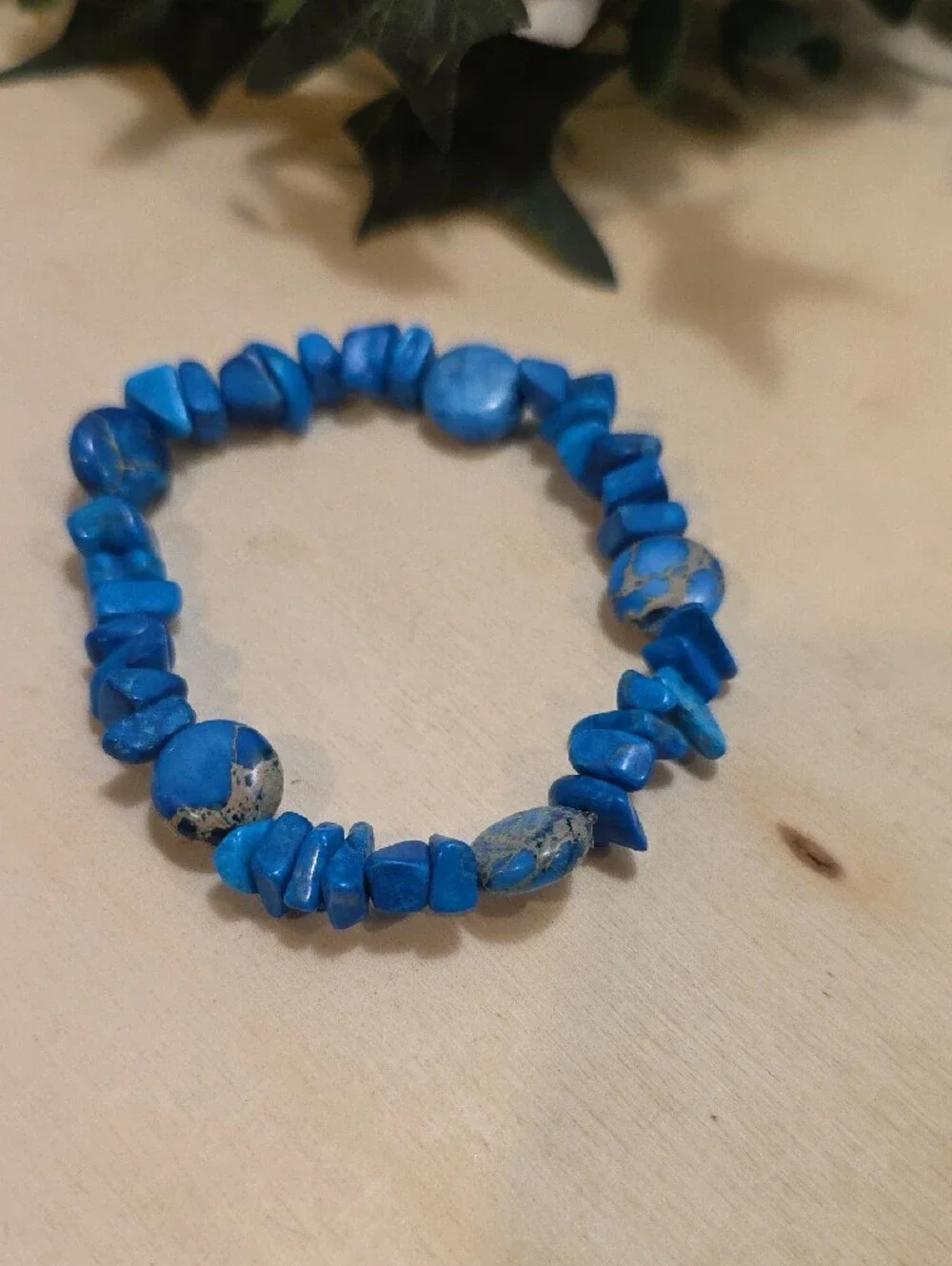 Vibrant Blue Chip & Round Bead Stretch Bracelet - Unbranded